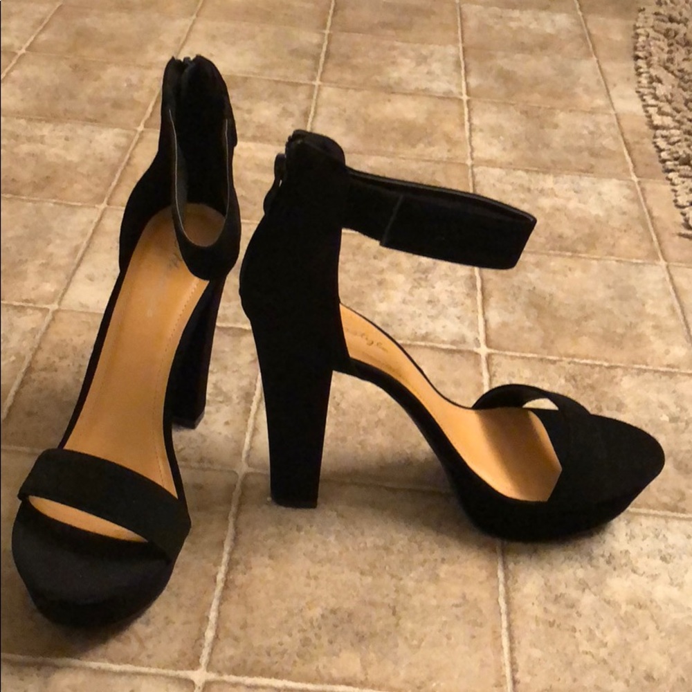 Herstyle black pumps
